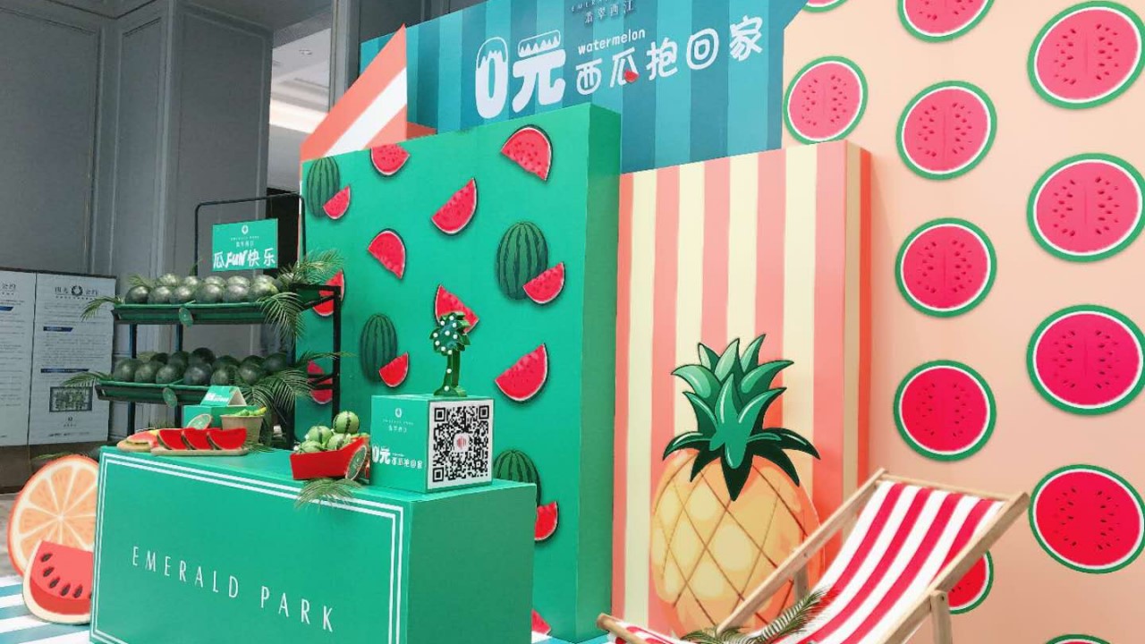 1684744444 42598eae9c79557 - 100+地产商场美陈堆头夏日水果海洋冰雕创意形式合集