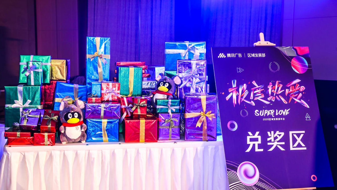 1690524654 0f927bc20e699d3 - 地产商场大型活动礼品堆头造景砸金蛋氛围营造创意形式合集
